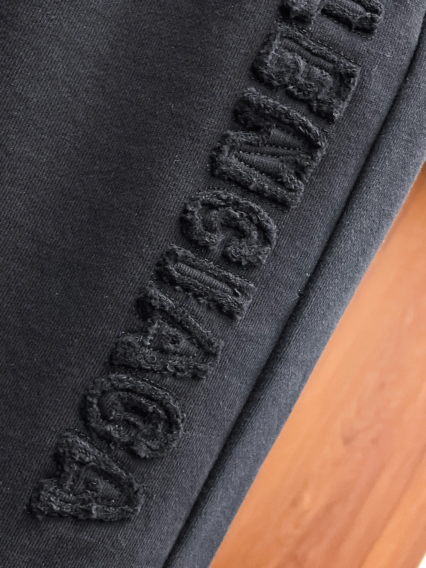Balenciaga's three-standard complete 2026 summer New Arrival men's casual shorts, advanced custom-made Breathable fabric, Breathable fabric, extremely stretchy and comfortable, impeccable details, top-grade accessories, original logo design concept, delicate and soft feel! The upper body fit is awesome! Size: M-XXXL Please state your height and weight when ordering
